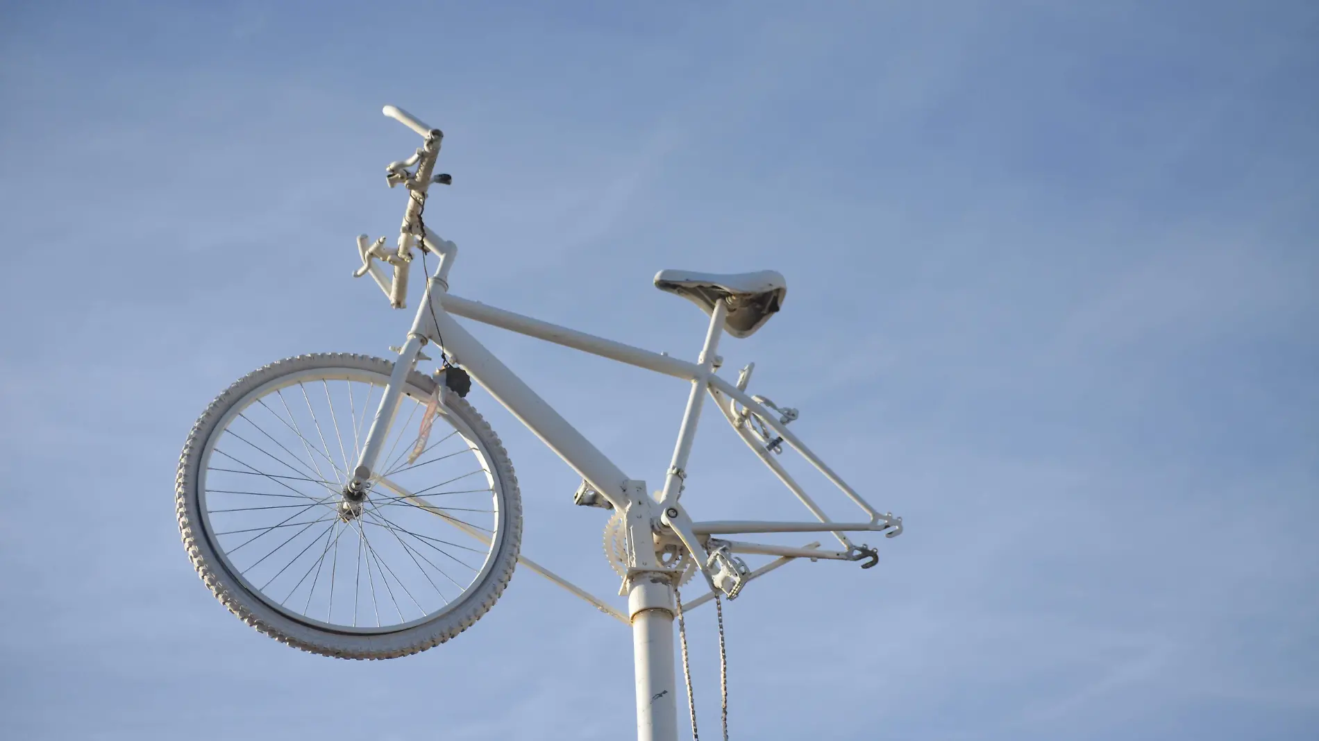 Bicicletas blancas en memoria de ciclistas fallecidos